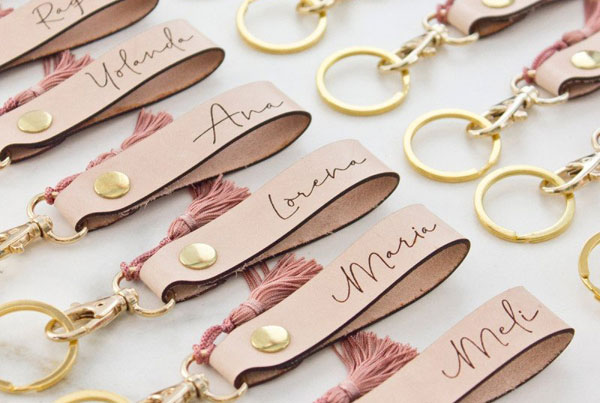 Clauer de cuir personalitzat amb frase especial per a regalar a les amigues el dia del casament